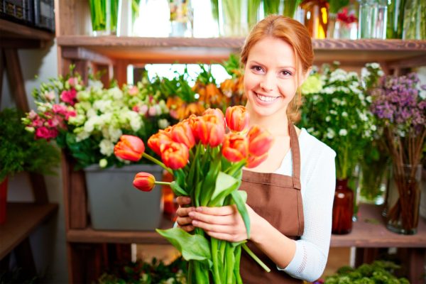 ETRON onRetail im Blumenhandel - Blumenhändlerin mit Strauss Rosen